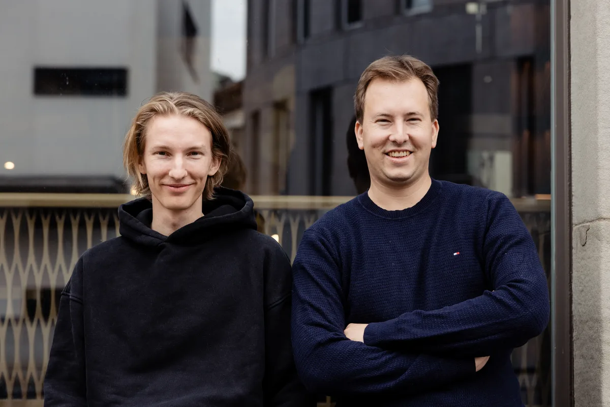 Die Brüder Benjamin (links) und David Geisser dürfen sich über den ersten Michelin-Stern freuen. Man sieht David und Benjamin Geisser vor ihrem Restaurant in St. Gallen.
